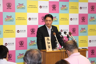 会見する尾﨑知事