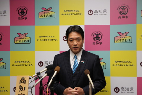 会見する尾﨑知事