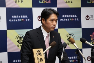 会見する尾﨑知事