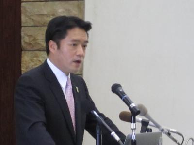 講話する尾﨑知事