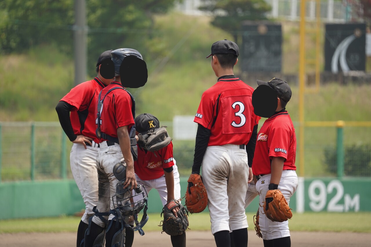 バッドを振る少年